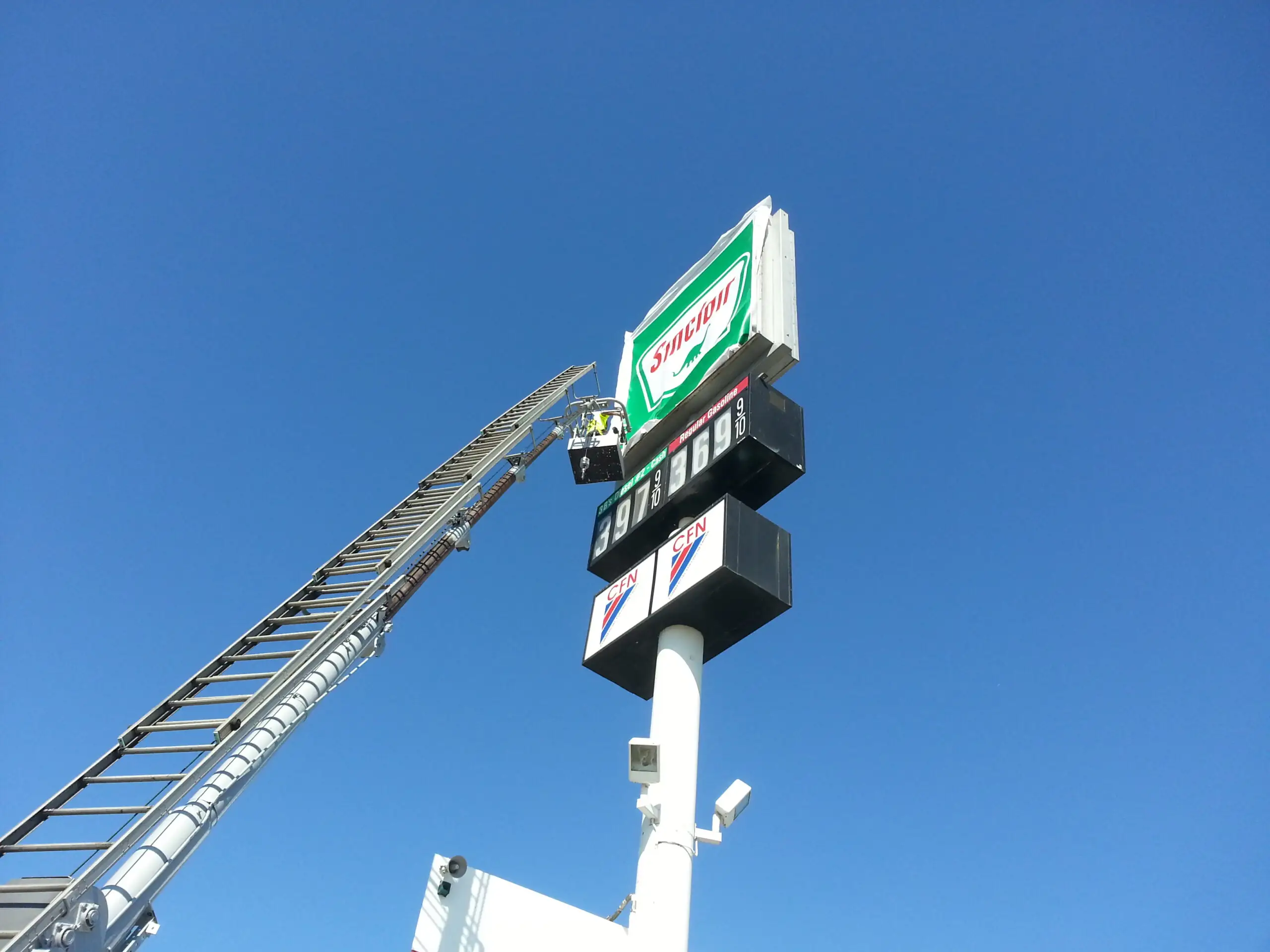 Sinclair branded pylon sign installation