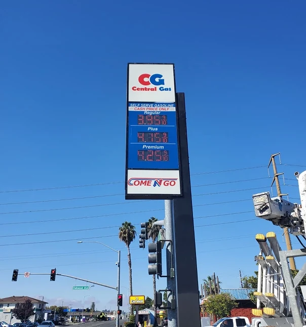 Gas station pylon sign example by AA Sign Image